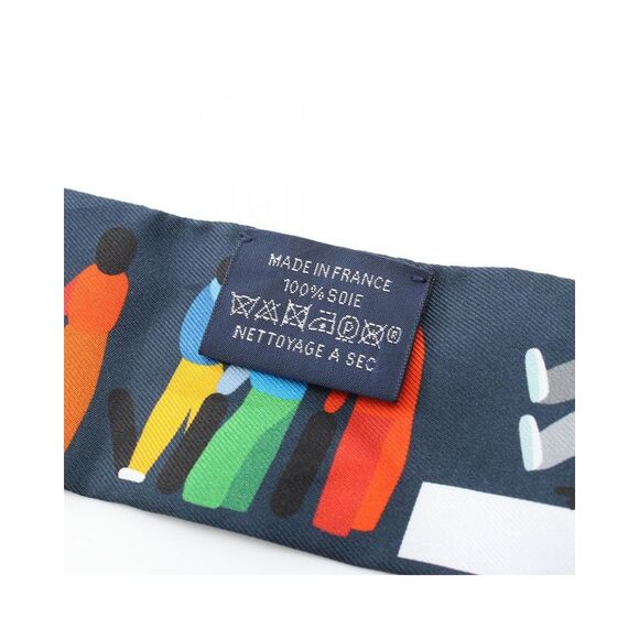 Pre Loved Hermes Luxurious Silk Scarf with Canvas Material and Elegant Design - Picture 3 of 5